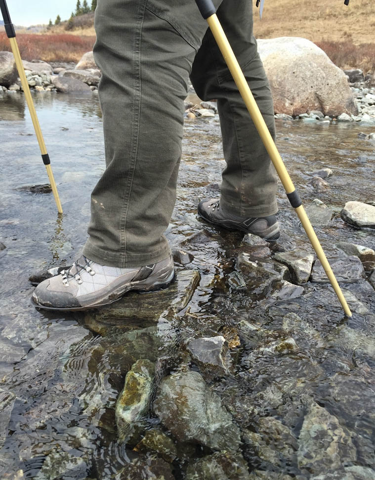 SCARPA南帕拉在河里测试防水性能