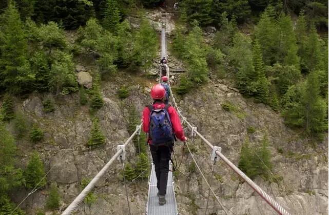 登绝岭览胜景，不可错过的Via Ferrata铁索攀登