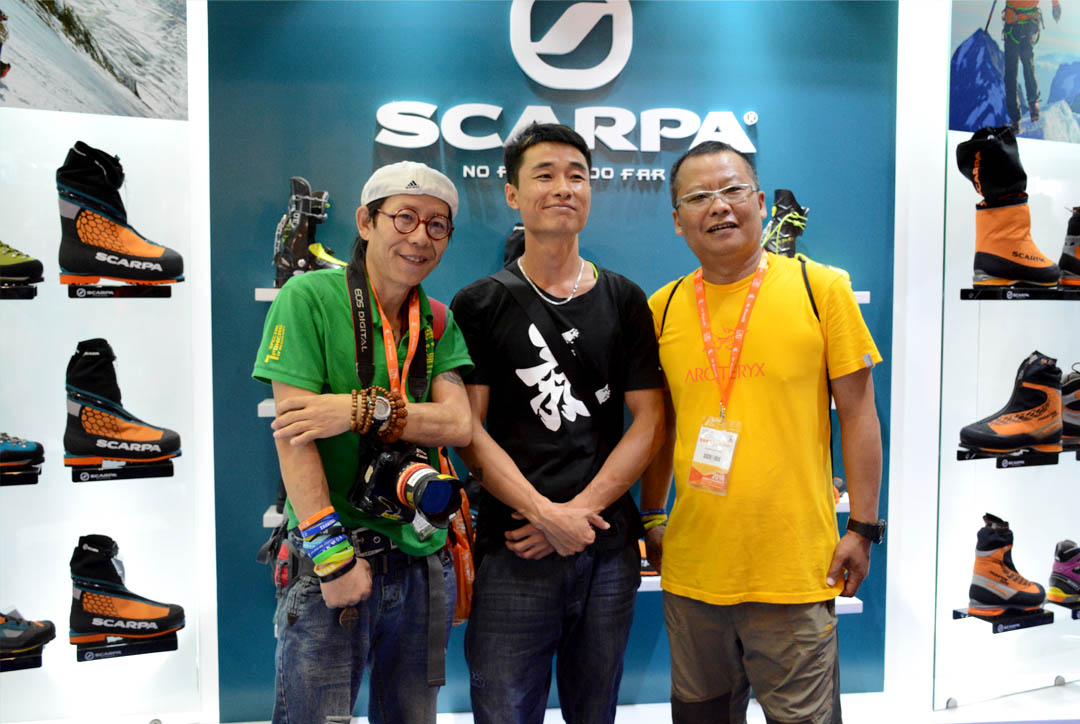 王清华也在展会现场，为观众介绍SCARPA攀岩产品的各种性能特色