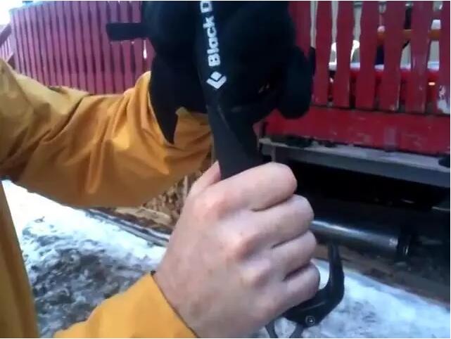 攀冰基础课——握持冰镐的两种姿势3
