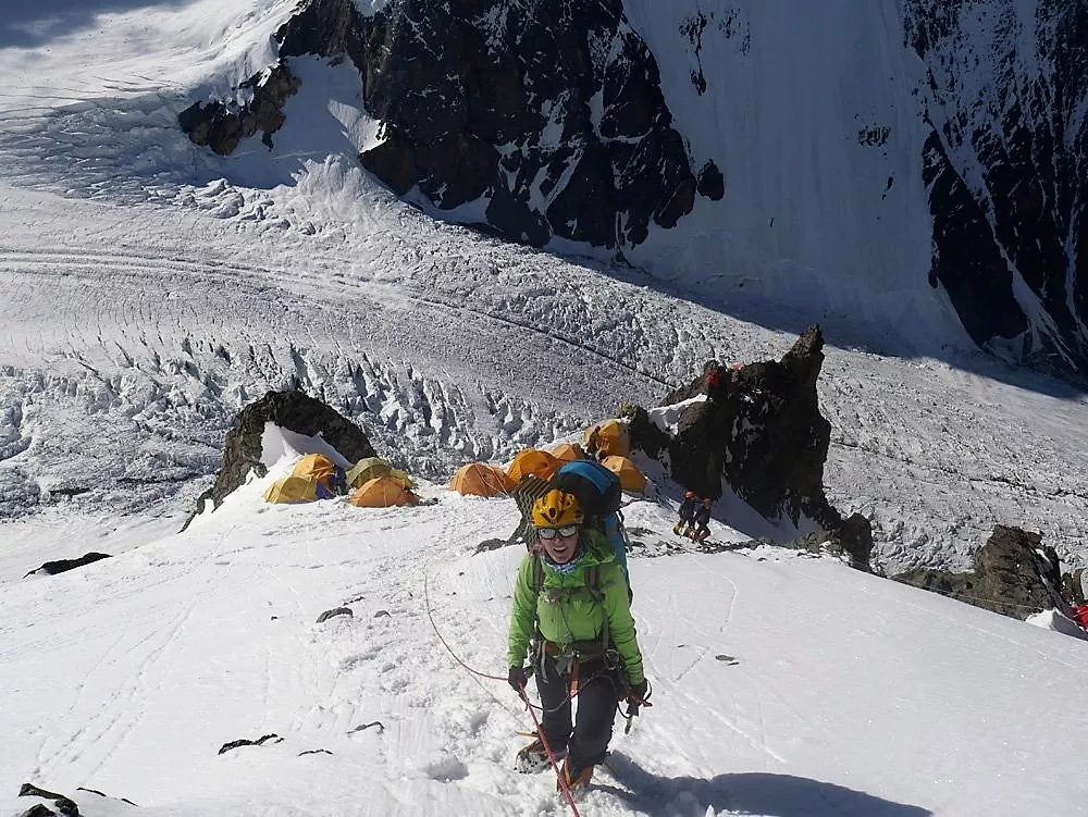 珠峰上的阴影 听英国登山家、向导Di Gilbert亲历自述如何“直面死亡”-11