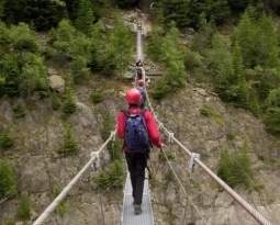 登绝岭览胜景，不可错过的Via Ferrata铁索攀登